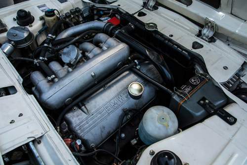 Aus dem Motor des BMW 2002 Turbo presste der Turbo serienmäßig 170 PS. Mit mehr bar waren per Tuning-Maßnahme mehr als 200 PS möglich