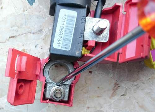 Batterieklemme-pluspol-rechts-schraubenzieher
