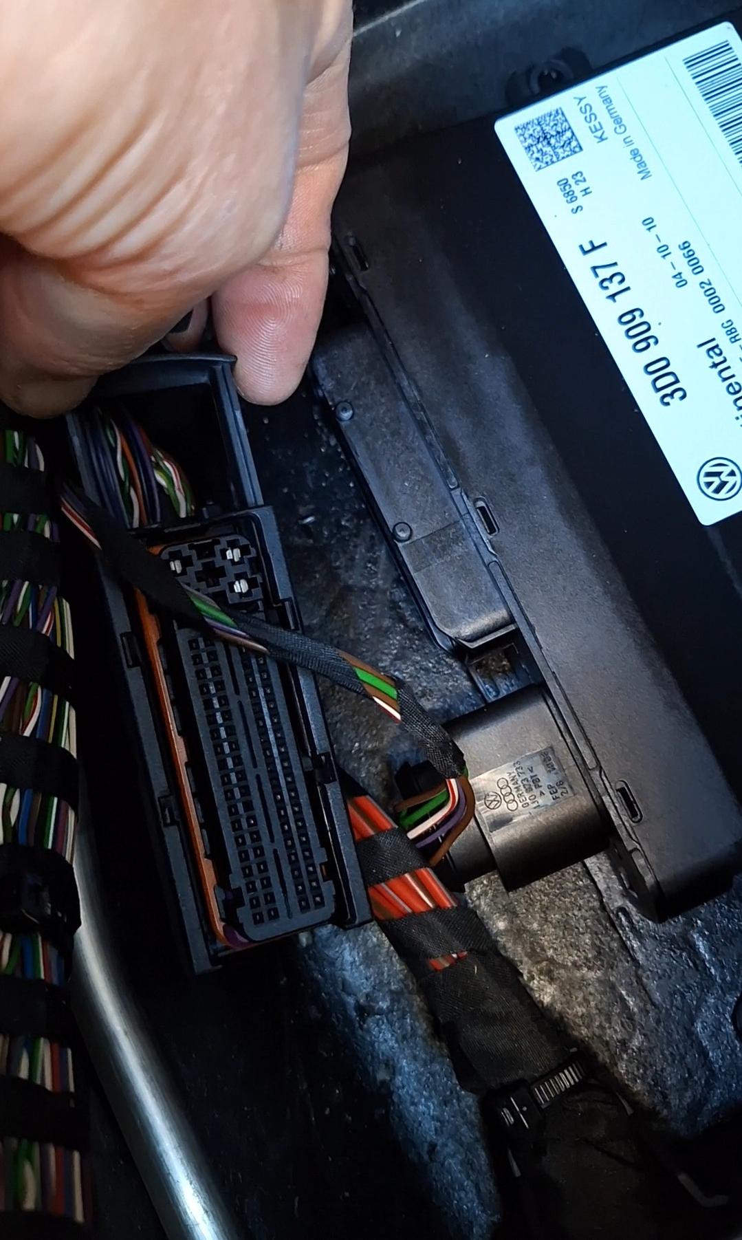 Phaeton geht hintereinander auf und zu wenn ich nur neben dem Auto auf der Fahrerseite stehe