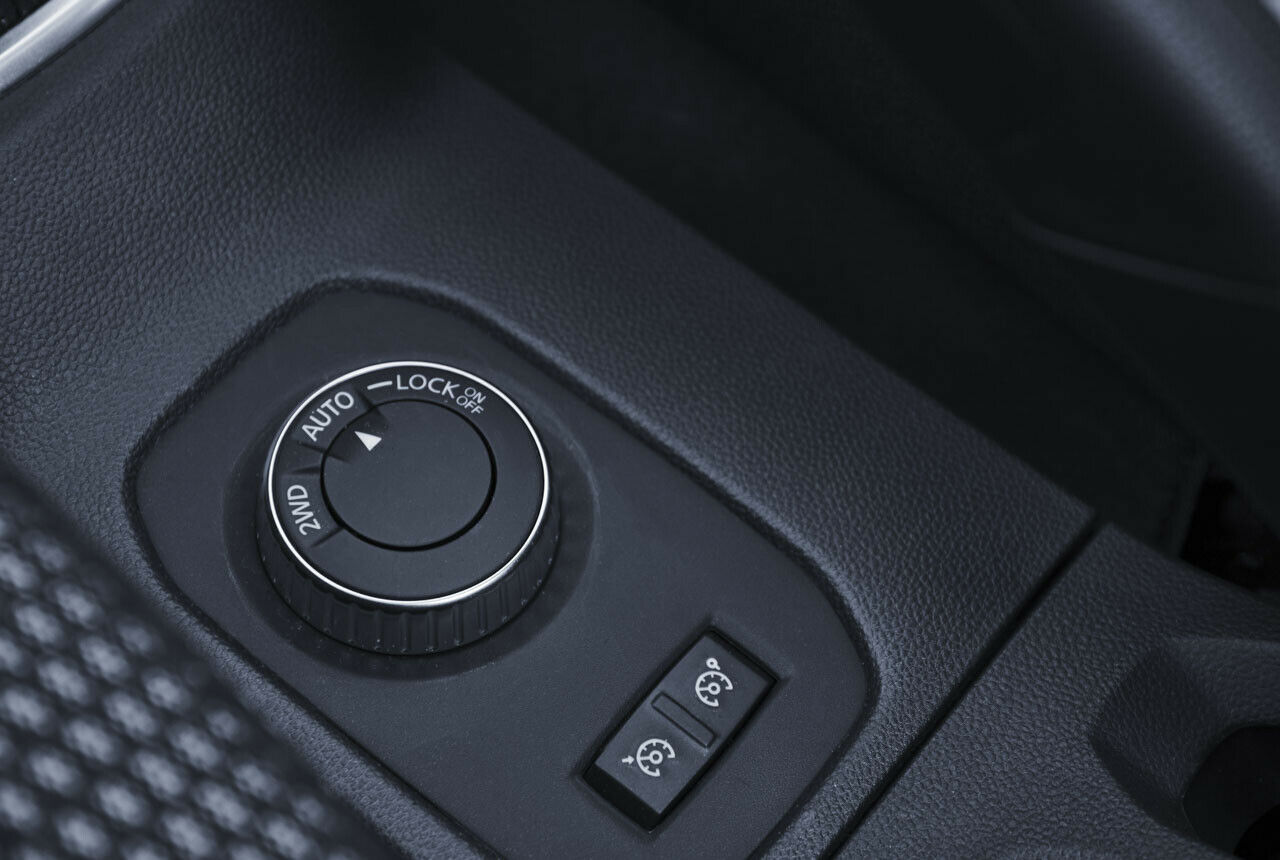 Bei Dacia Duster II mit Allradantrieb kann der Fahrer zwischen reinem Frontantrieb, Allradantrieb und Allradantrieb mit gesichertem 50:50-Verteilungsverhältnis wählen