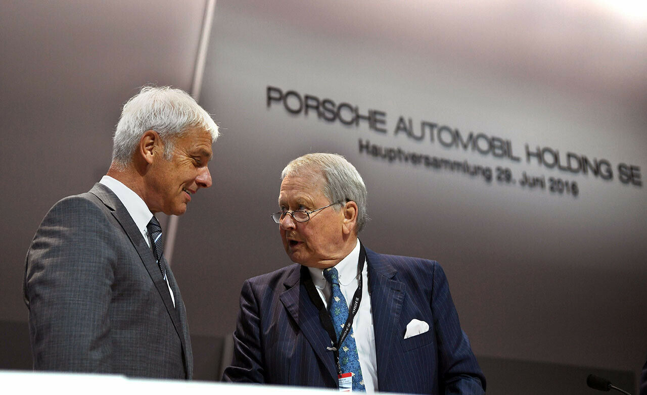 "Gekungel": Matthias Müller (links), Vorstandsvorsitzender der Volkswagen AG und Vorstandsmitglied der Porsche SE mit dem PSE-Aufsichtsratsvorsitzenden Wolfgang Porsche