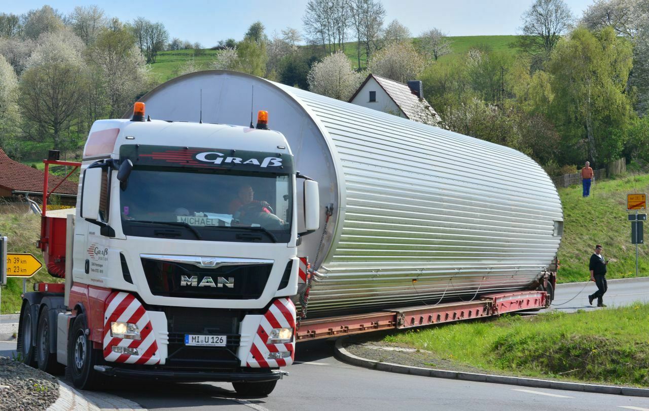 Schwerlasttransport: Hier wird ein Wassertank an eine Thüringer Getränkefabrik geliefert