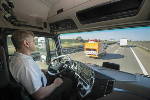 Die Fahrt auf der Autobahn fand in einem umgebauten Mercedes-Benz Actros statt