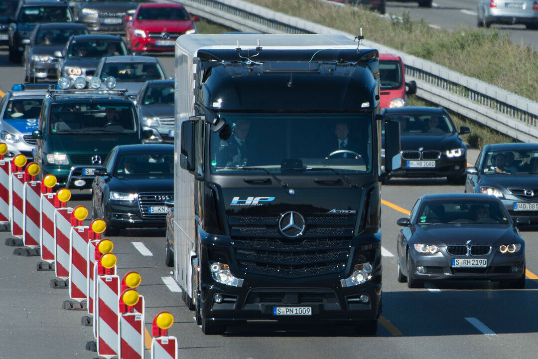 Der selbstfahrende Mercedes-Lkw absolvierte eine Testrunde auf der Autobahn 8 bei Stuttgart