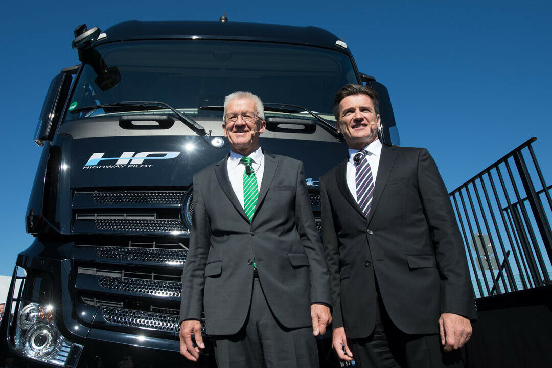Daimlers Lkw-Chef Wolfgang Bernhard saß auf dem Fahrersitz, als Co-Pilot begleitete ihn Winfried Kretschmann (Ministerpräsident von Baden-Württemberg)