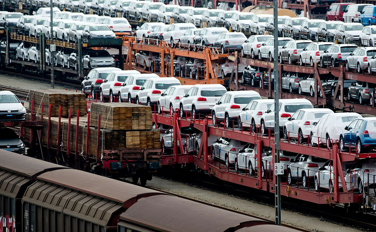 Güterzüge mit Neufahrzeugen in München. Der deutsche Automarkt legte im Januar 2016 erneut zu