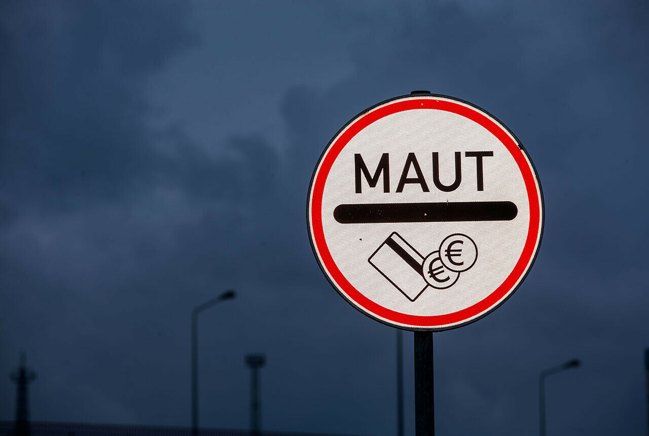 Die Änderungen an den Plänen für eine Pkw-Maut wurden vom Bundeskabinett beschlossen. Dobrindt rechnet mit einem Start im Jahr 2019