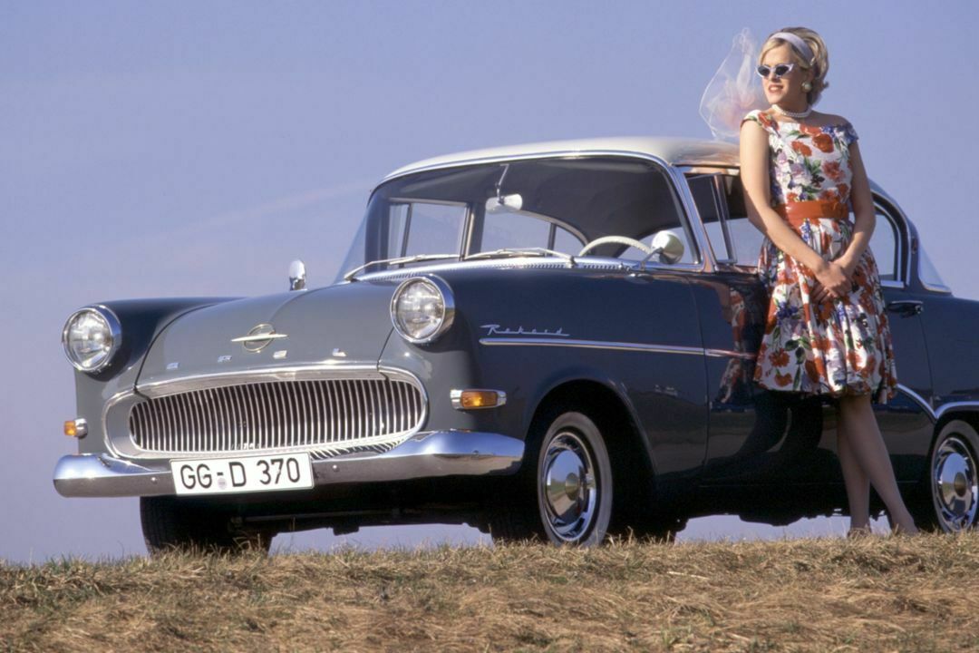 Der Opel Olympia Rekord P1 verursachte einen Massenauflauf