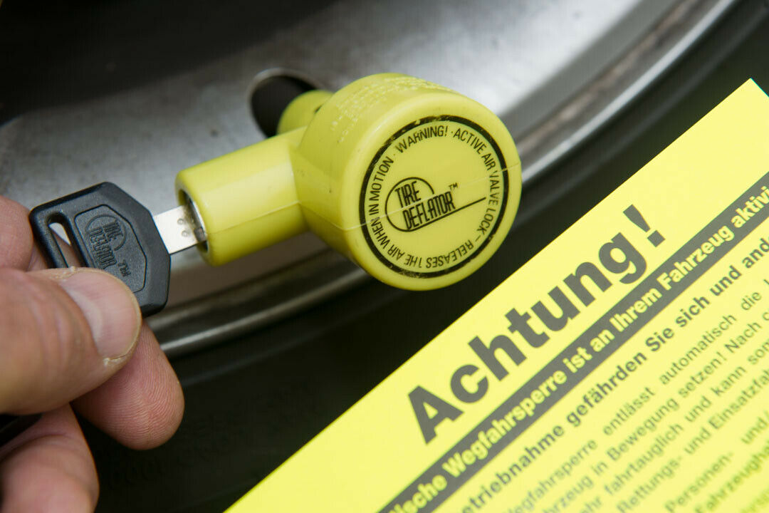 Der "Ventilwächter" lässt die Luft während der Fahrt aus den Rädern entweichen. Nach wenigen hundert Metern ist der Reifen "platt"