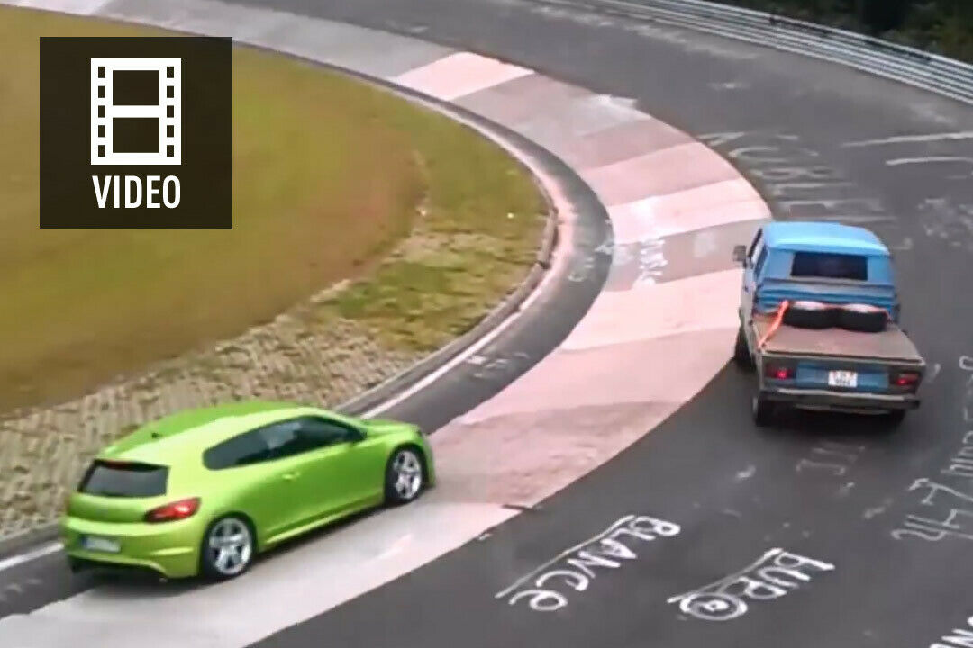 Eine rostiger Bulli mit Doppelkabine zieht im Karussel eine Drift-Show ab