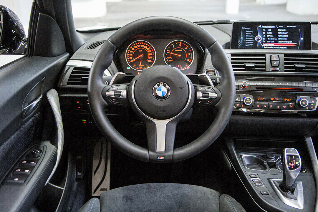 Zwei Rundinstrumente und ein großes Display: Das Cockpit des 220d
