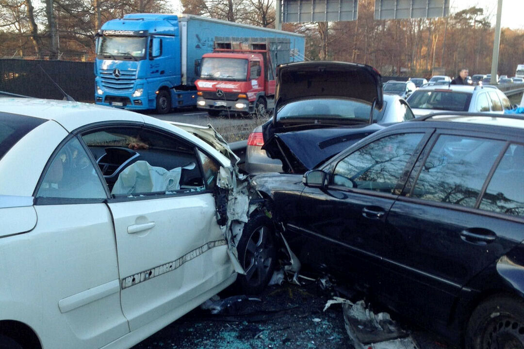 Bei einer Massenkarambolage (Beispielfoto) in Paderborn kam ein Mann  ums Leben