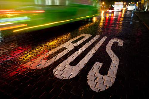 Bei einer Razzia in Frankfurt wurden am Montag 27 Fernbusse kontrolliert