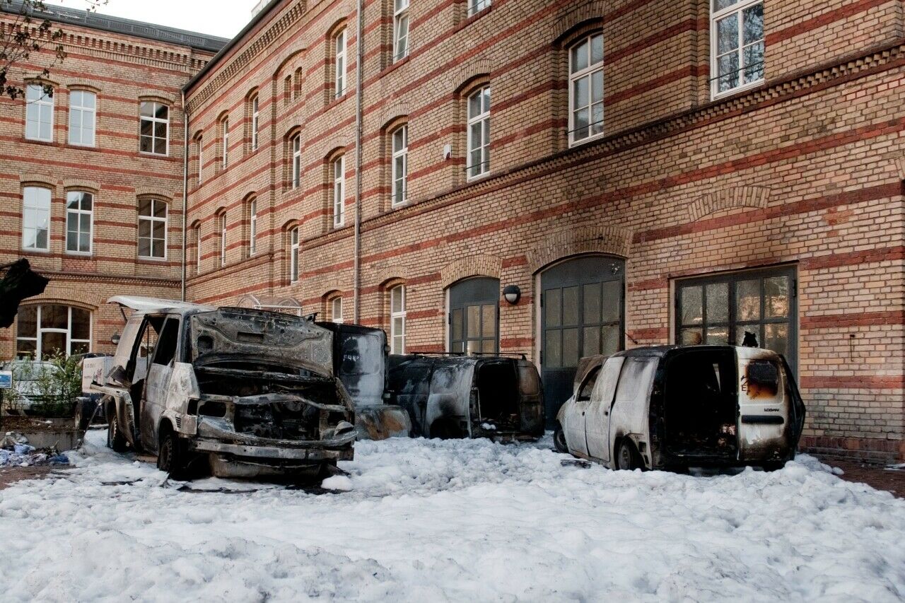 Ausgebrannte Autos auf einem Hinterhof an der Köpenicker Straße in Berlin