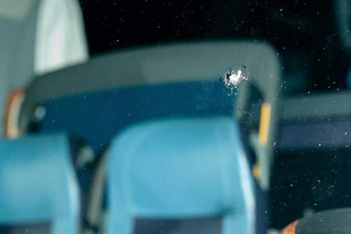 Das Einschussloch in der Frontscheibe des Hertha-BSC-Busses
