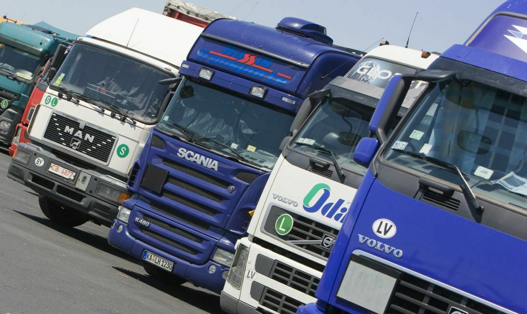 Am Freitag hat ein Lkw-Fahrer während seiner Pause eine halbe Flasche Schnaps getrunken
