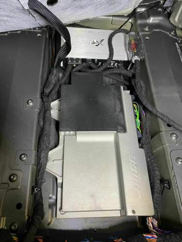 ESCX QM 400.1 neben Bose Amp