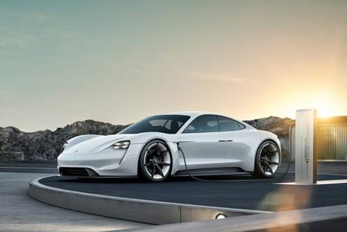 Das erste reinelektrische Porsche-Modell soll der Porsche Taycan werden. Vorbestellt werden kann er jetzt schon, ausliefern wollen die Zuffenhausener 2020