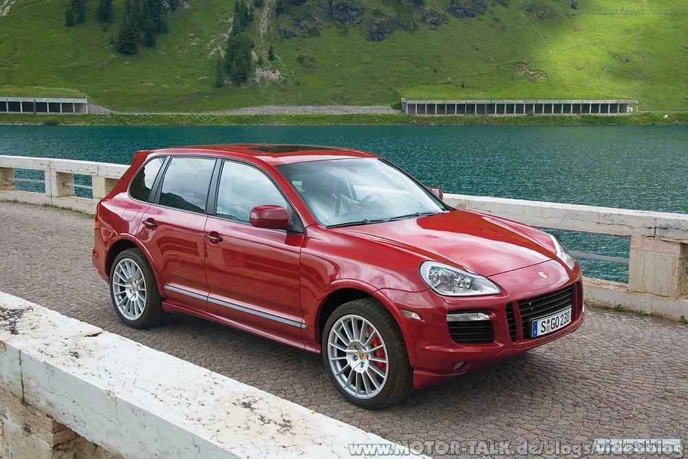 Porsche Cayenne wickelt sich um Baum