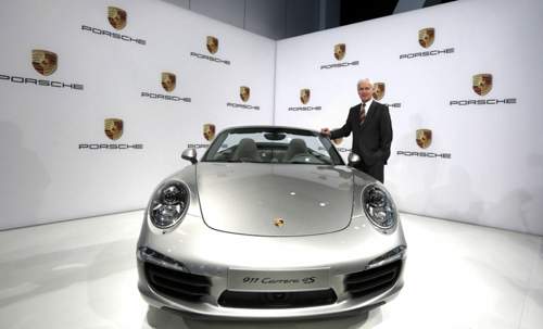 Porsche-Chef Müller vor dem 911. Der Sportwagen verzeichnete 2012 den größten Zuwachs, Verkaufsschlager war der Cayenne.