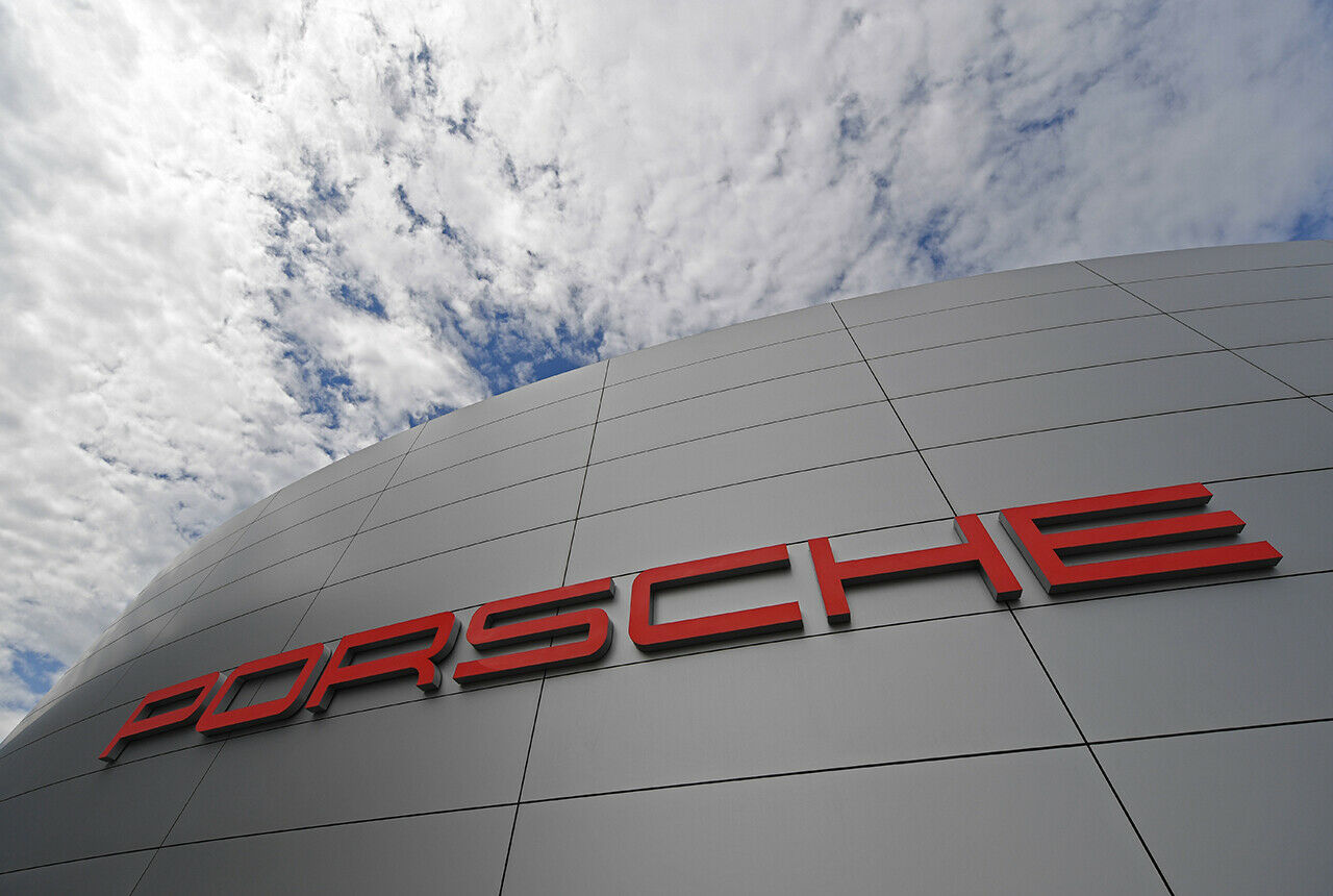 Wolken ziehen auf: Im Zuge der Durchsuchungen bei Porsche wurde ein ranghoher manager verhaftet. Ihm wird vorgeworfen, von den Diesel-Manipulationen im VW-Konzern gewusst zu haben