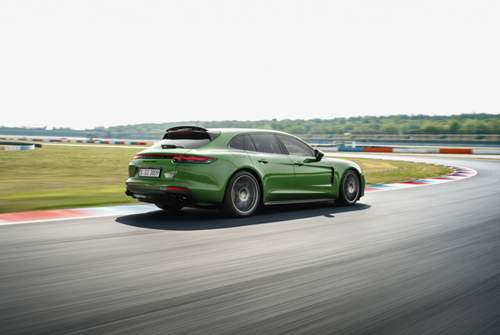 Der Porsche Panamera GTS kommt serienmäßig mit schwarzem Zierrat und 20-Zoll-Rädern