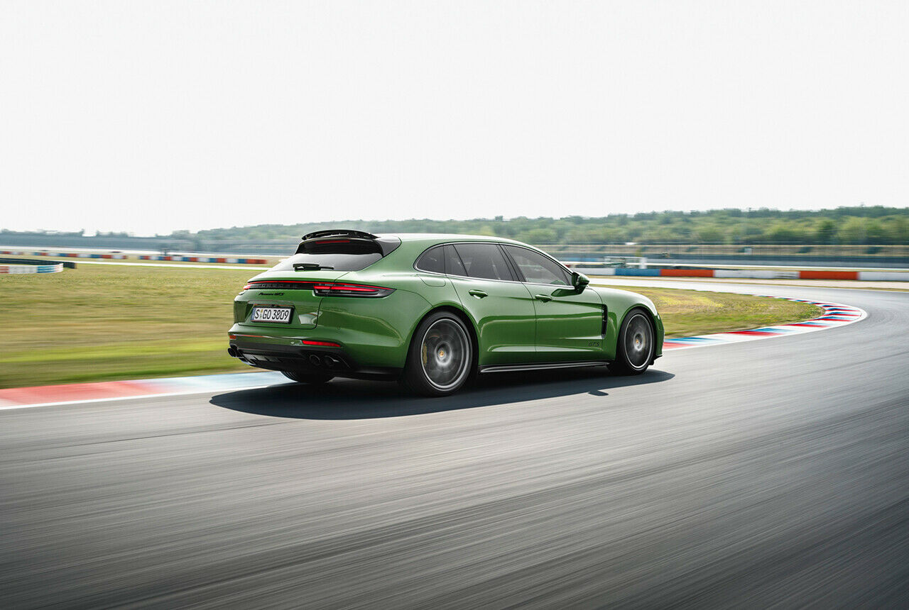 Der Porsche Panamera GTS kommt serienmäßig mit schwarzem Zierrat und 20-Zoll-Rädern