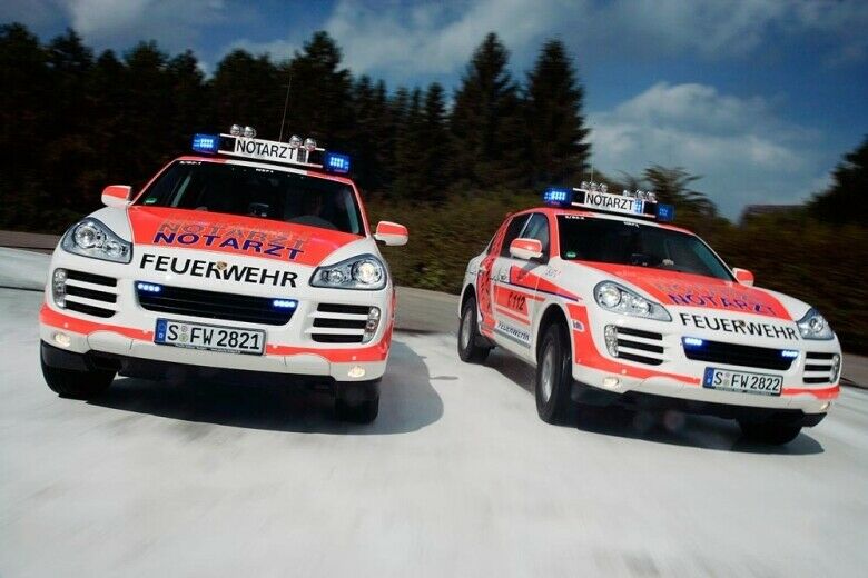 Porsche übergibt zwei Cayenne-Notarzteinsatzfahrzeuge an Stuttgarter Feuerwehr