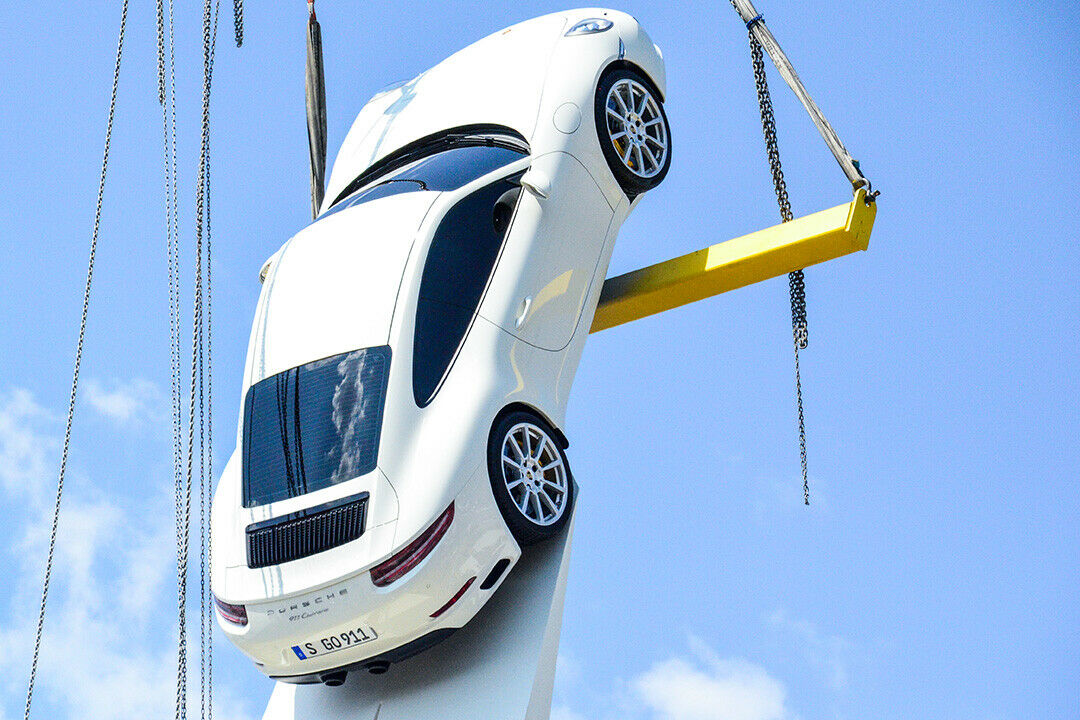 Ungeplante Premiere in Stuttgart: Beim Bau einer Skulptur zeigte der geliftete Porsche 911 sein Blech