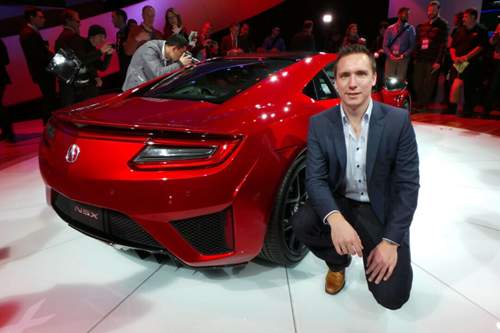 MOTOR-TALK-Redakteur Constantin Bergander vor dem neuen NSX