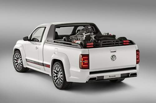 Auf die Ladefläche des Amarok passen eigentlich zwei Europaletten. Am Wörthersee transportiert der Pickup ein Go-Kart.