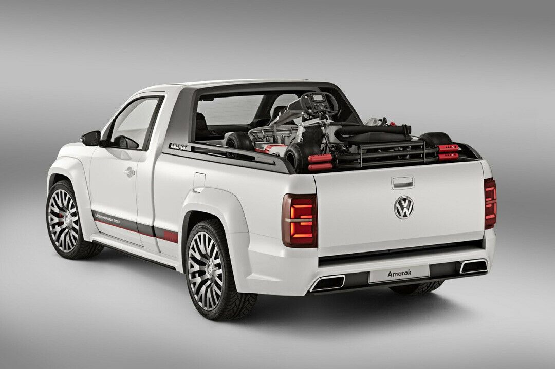 Auf die Ladefläche des Amarok passen eigentlich zwei Europaletten. Am Wörthersee transportiert der Pickup ein Go-Kart.