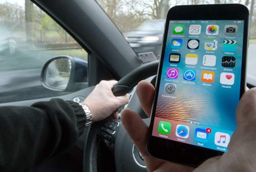 Die Aufmerksamkeit der Autofahrer leidet unter der Smartphone-Nutzung am Steuer