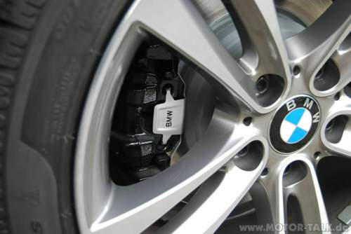 2013-10-14-bmw-328i-limousine-einbau-designhaltefedern-bremsen-4