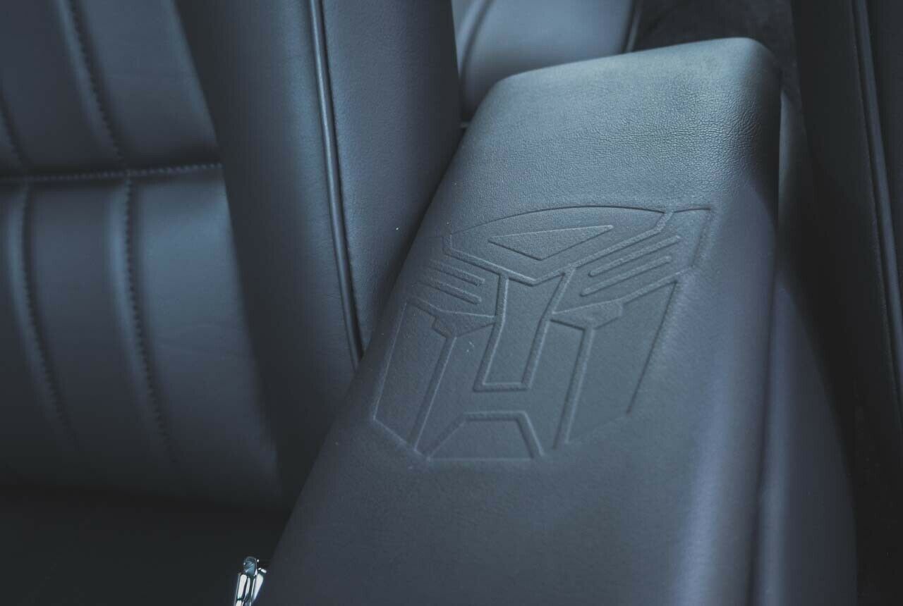 Hübsches Detail: "Autobot"-Logo auf der Armlehne