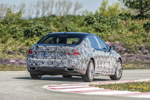 Die verbesserte Hinterradlenkung bringt den großen BMW präziser um die Kurve