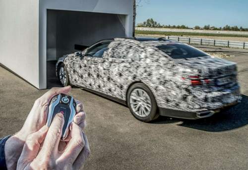 BMW Remote Control Parking: Die letzen Meter in enge Lücken fährt der BMW 7er per Fernsteuerung. Sollte beim Ausparken z. B. ein Kind hinter dem Auto stehen, bremst das Auto automatisch ab