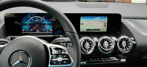 Cockpit-a-la-porsche-sicht-fahrer-mit-navi