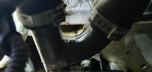 Motor rechts oben Loch