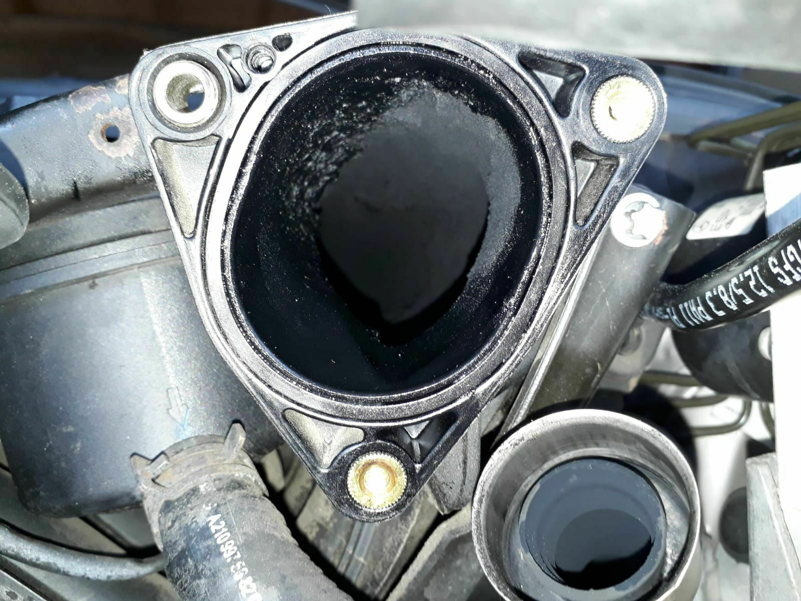 Problem Motorenölaustritt an ausgeschlagener Drosselklappe der Ansaugbrücke W203 200CDI Bj. 2004