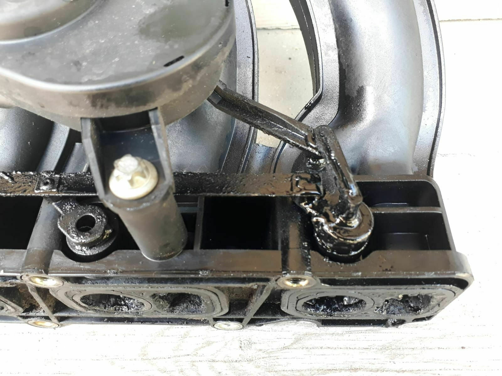 Problem Motorenölaustritt an ausgeschlagener Drosselklappe der Ansaugbrücke W203 200CDI Bj. 2004
