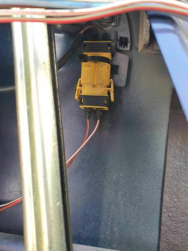 Gelber Stecker.jpg