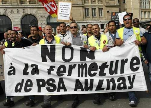 Französische Arbeiter protestieren gegen die geplante Werksschließung in Aulnay. Foto: dapd