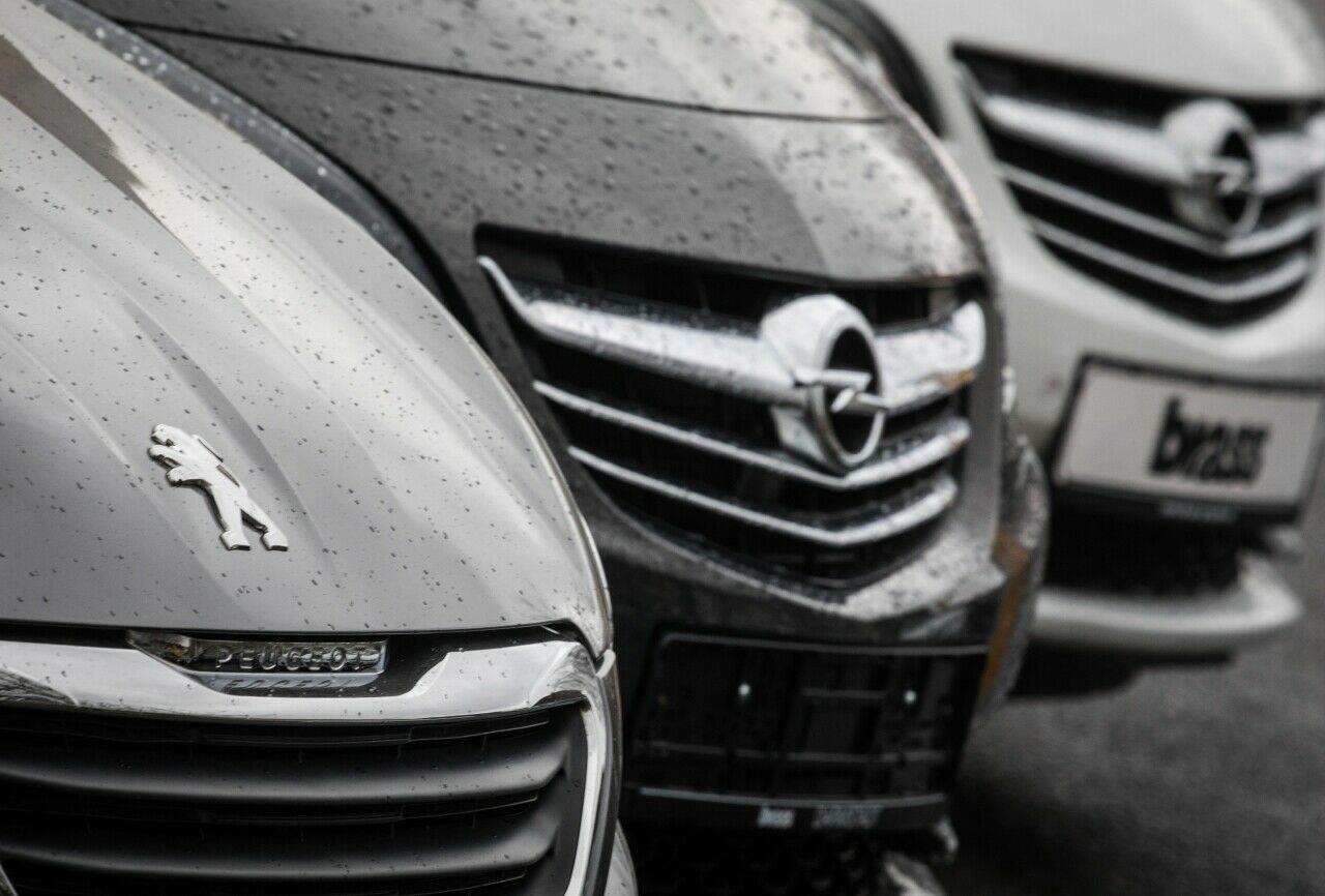 Die PSA-Aktionäre segnen die geplante Finanzierung für den Opel-Deal ab. Für das laufende Geschäftsjahr rechnet PSA-Chef Tavares mit weiteren verlusten der Deutschen