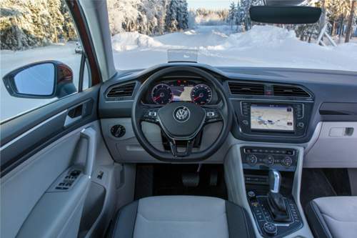 Sachliches Cockpit: Layout und Schalter kennen wir bereits aus dem Passat. Schade: Weichen Kunststoff gibt es nur oben, unten installiert VW hartes Plastik