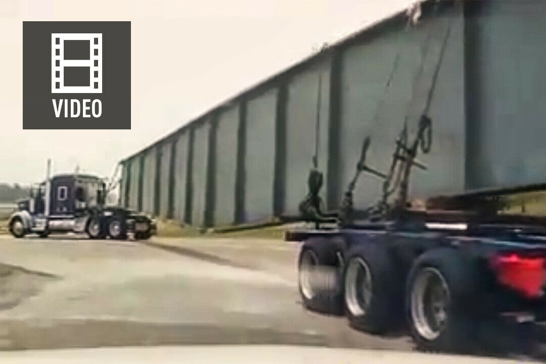 Tückische Kreuzung: Noch hat der Trucker alles unter Kontrolle