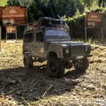 Fahrt mit dem ferngesteuerten Land Rover