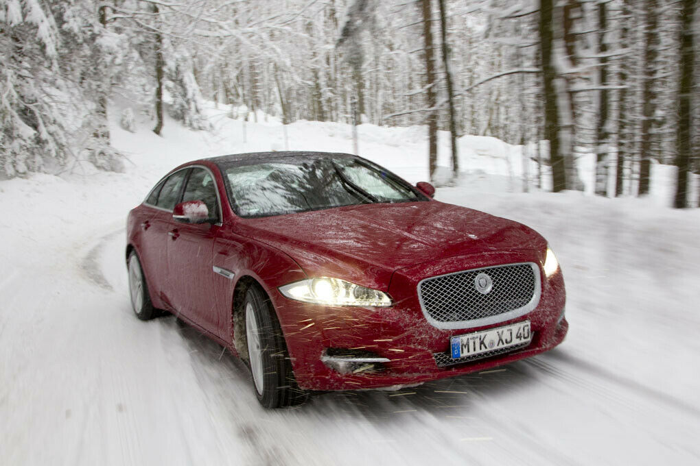 Im neuen XJ AWD mit 3,0-Liter-V6 auf den Schneepisten im Salzburger Land.
