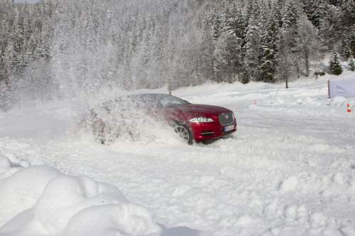 Mit AWD schießen Schnee-Fontänen an den Seitenspiegeln empor.