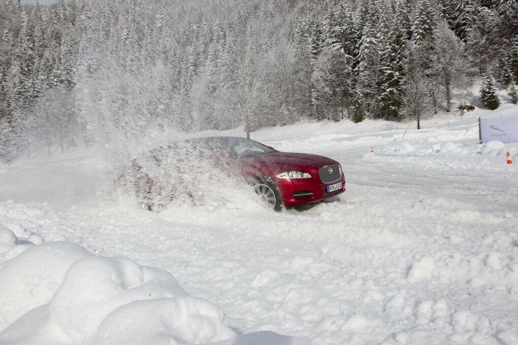 Mit AWD schießen Schnee-Fontänen an den Seitenspiegeln empor.